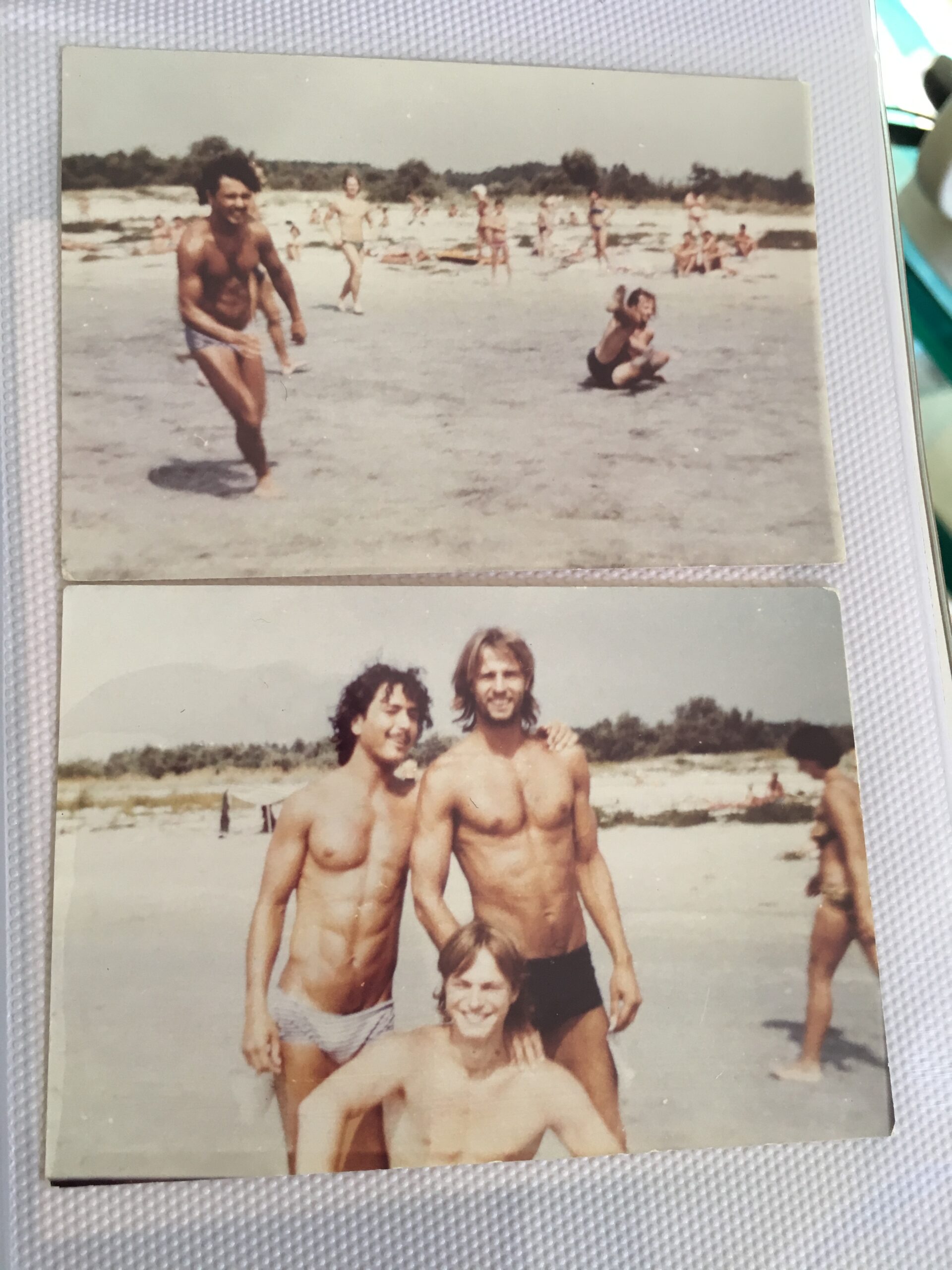 Takis Hohlfeld am Meer mit Freunden