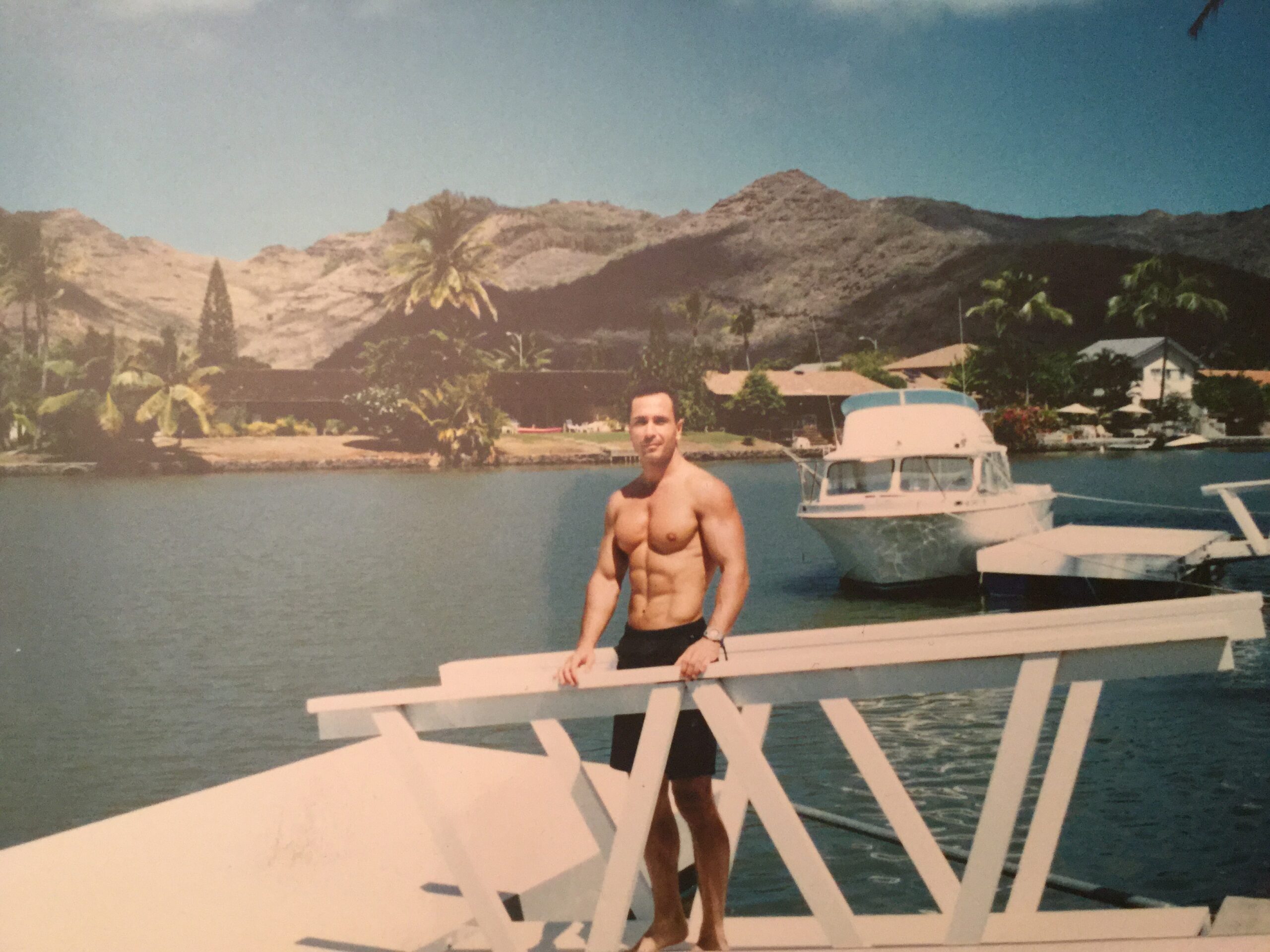 Takis Hohlfeld posiert am Meer