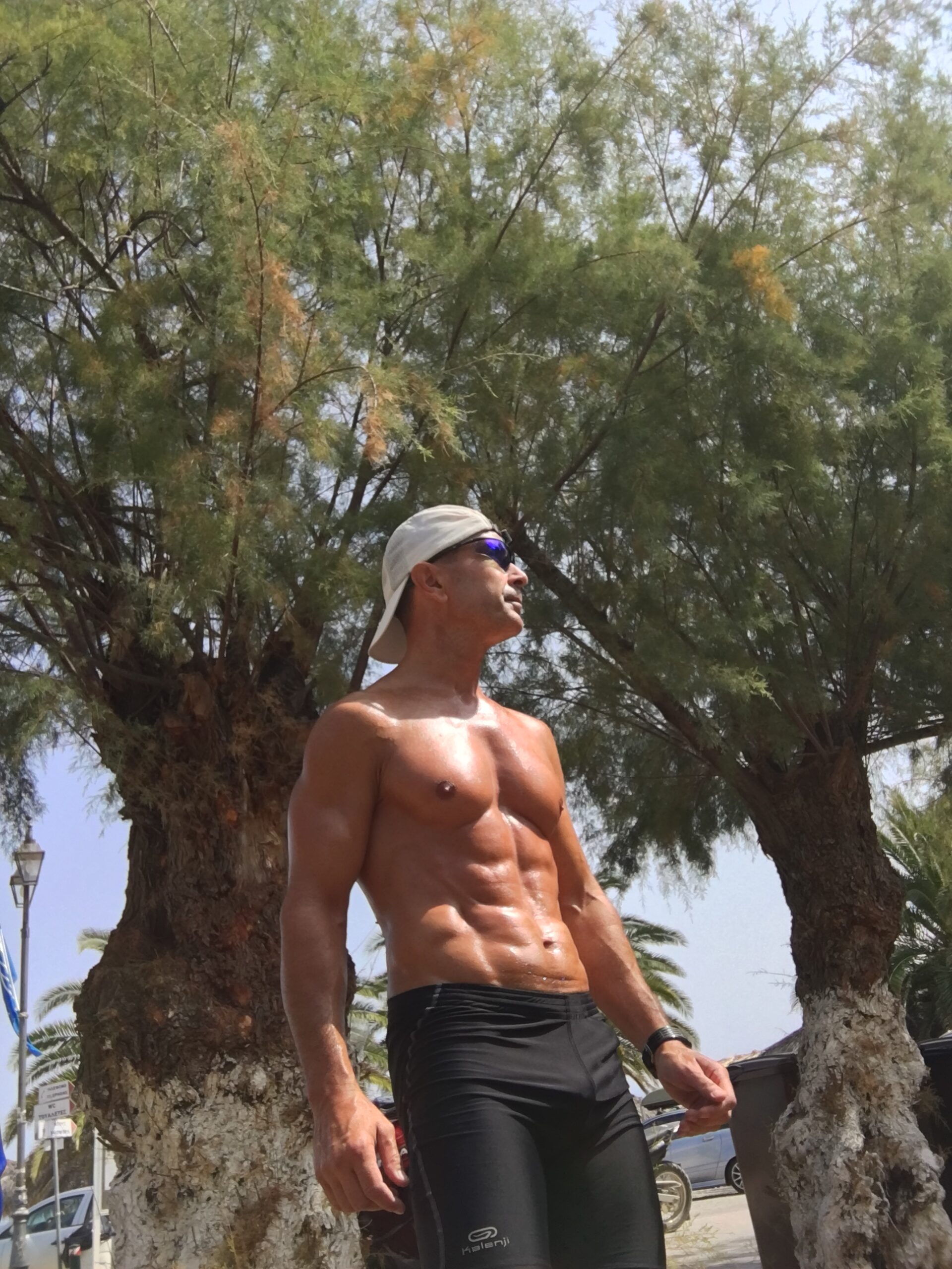 Takis Hohlfeld posiert am Strand