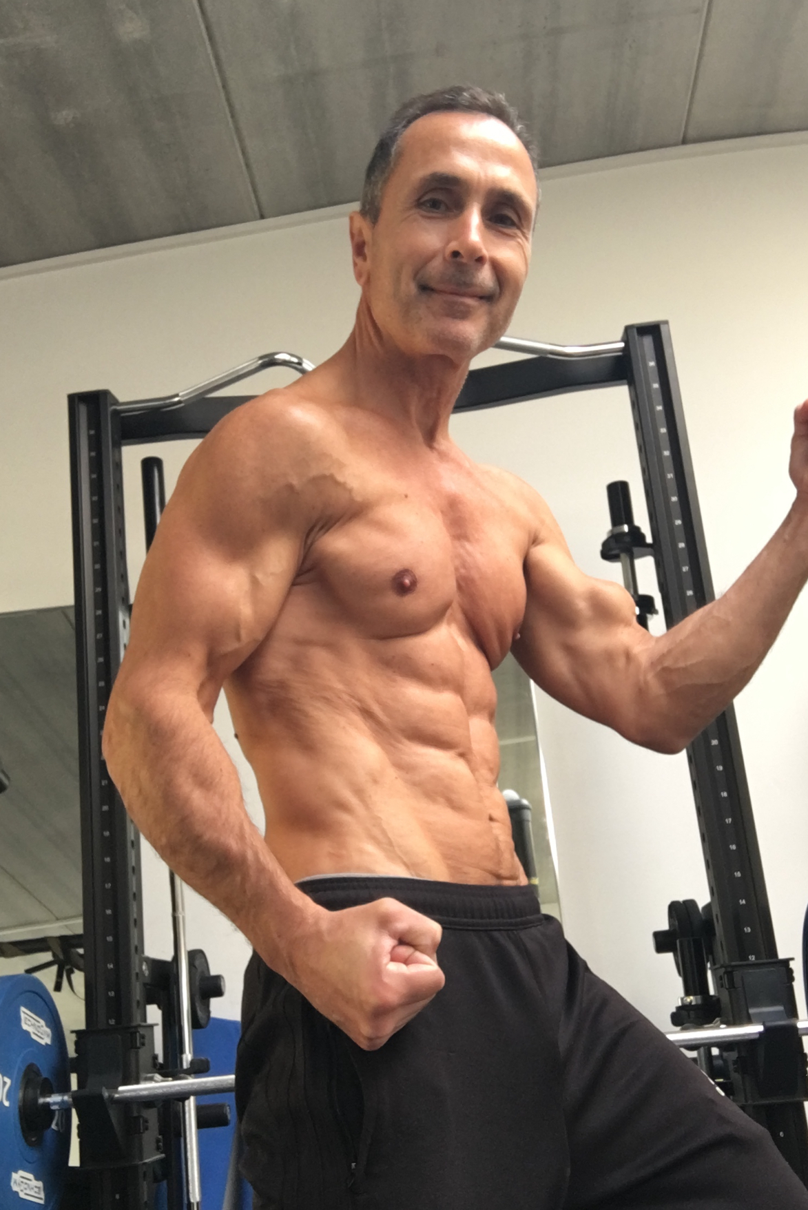 Takis Hohlfeld posiert im Fitnessstudio