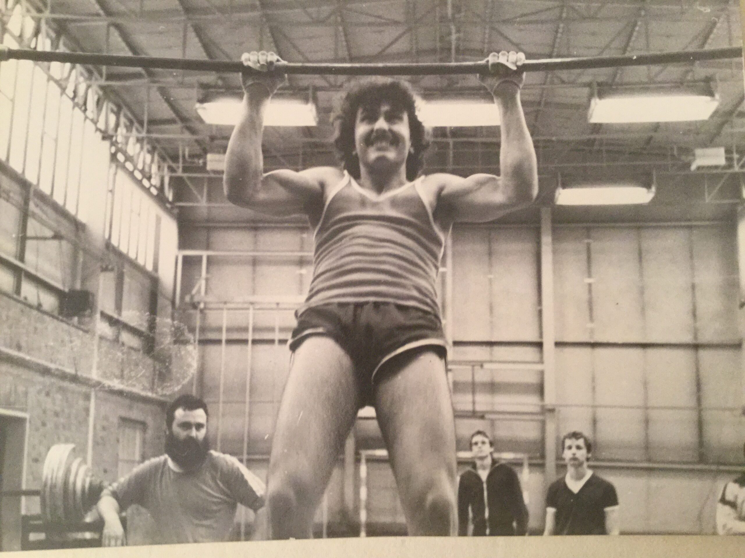 Takis Hohlfeld macht einen Klimmzug