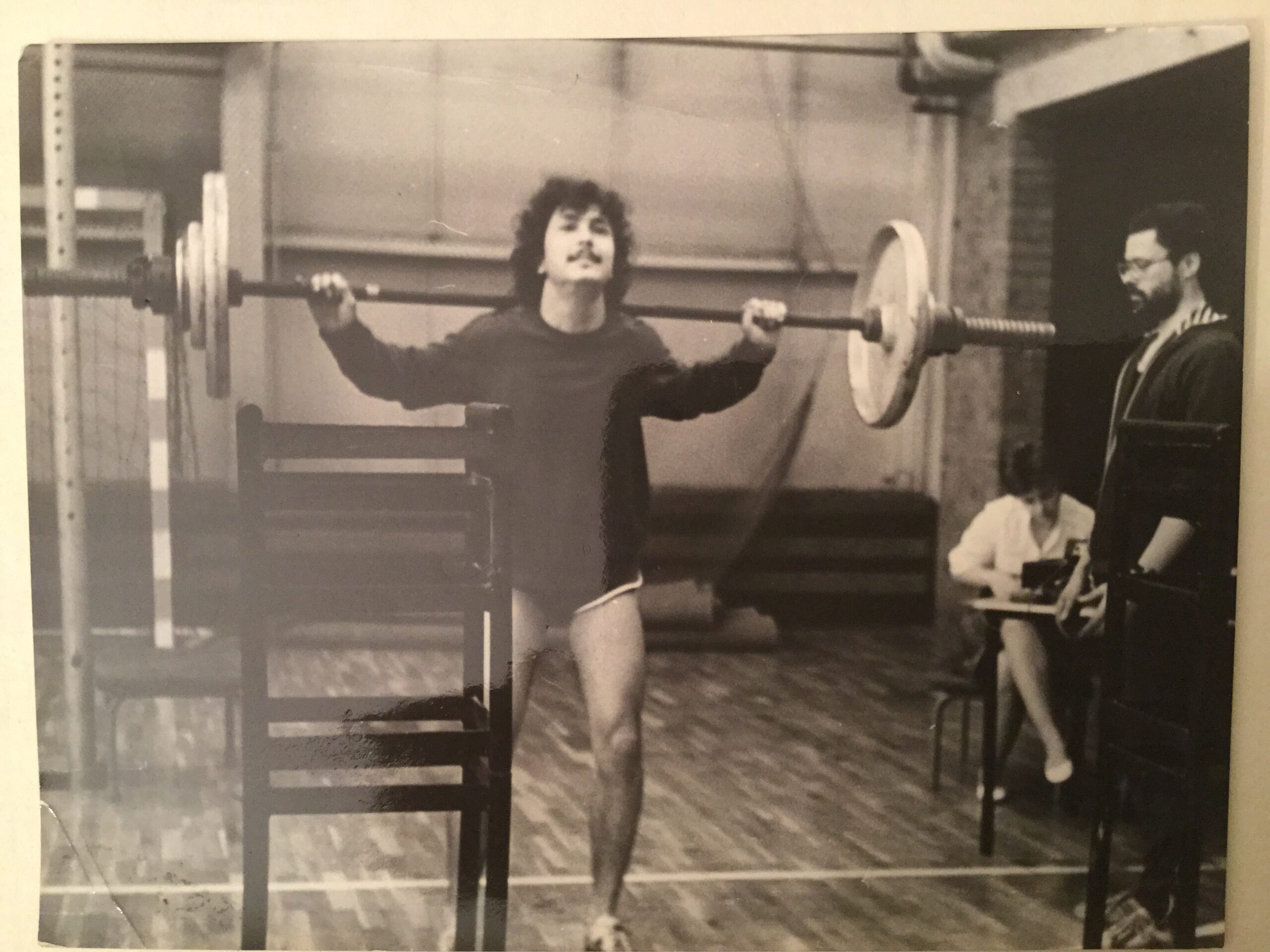 Takis Hohlfeld mach Kniebeuge mit Langhantel