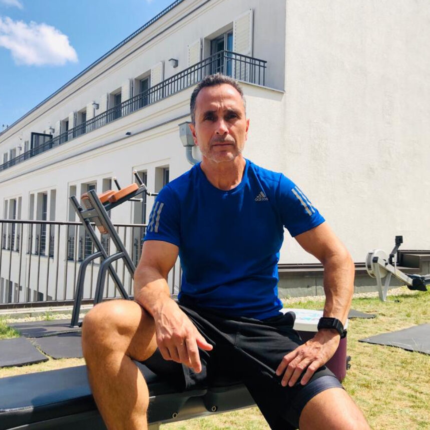 Takis Hohlfeld draussen im Fitnessstudio